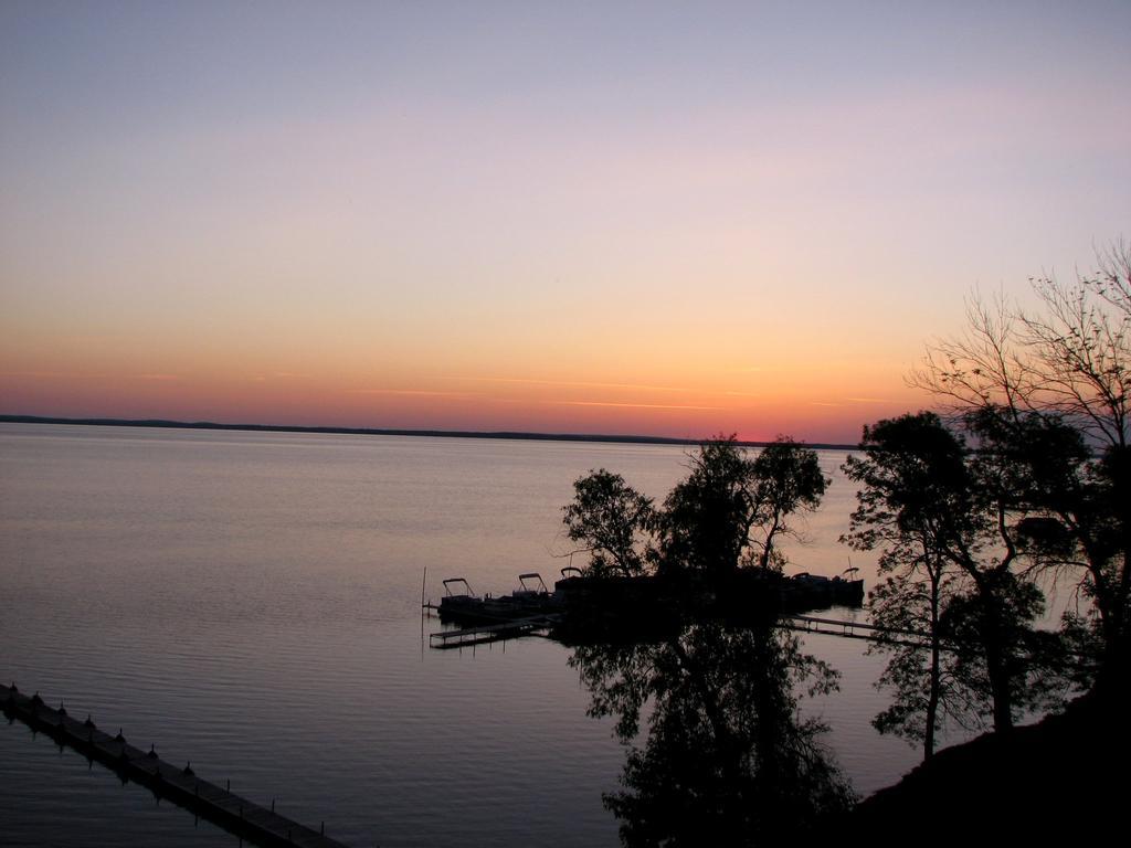 Beachfront Hotel Houghton Lake Buitenkant foto